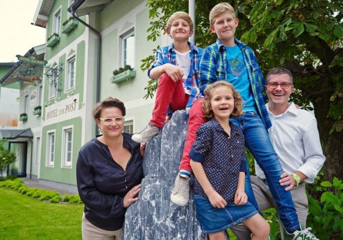 Familie beim Stein